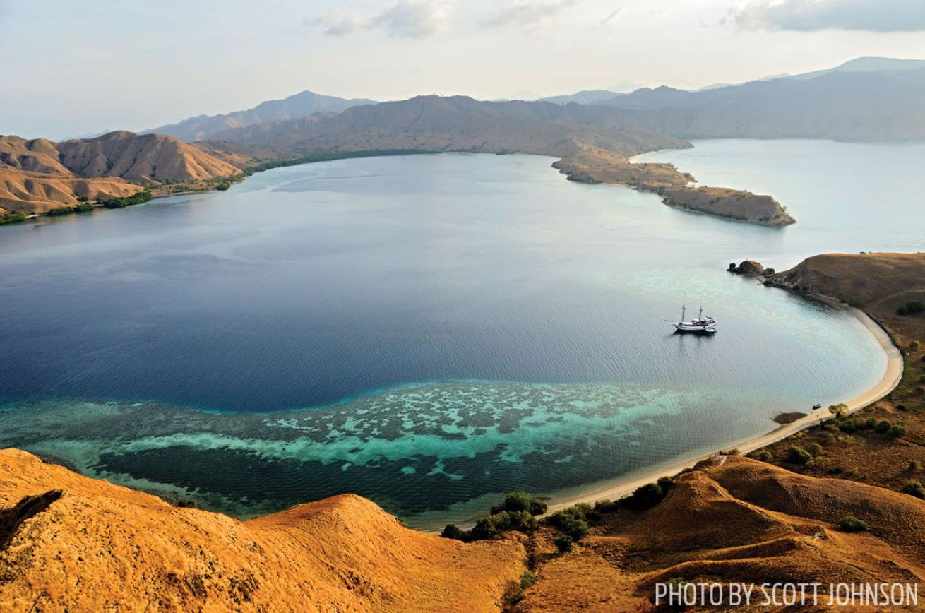 The liveaboard Komodo Dancer sailing in Komodo 