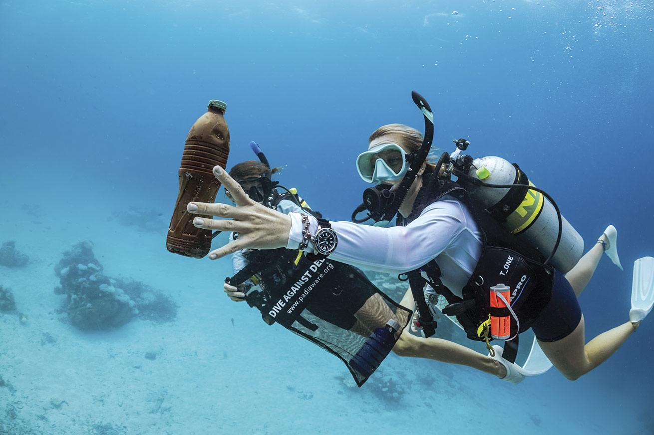 a diver participating in dive against debris underwater cleanup