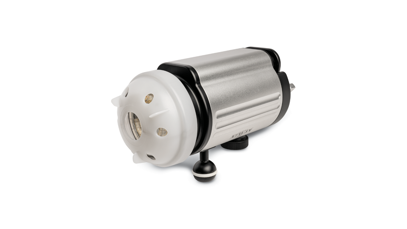 Highpower strobe runs on rechargeable, replaceable 21700 batteries
