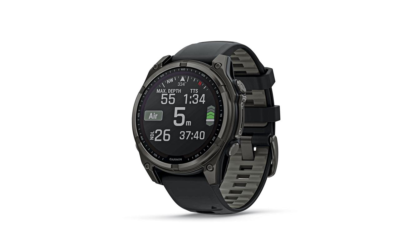 Sleek, ergonomic wearable features support for recreational diving.