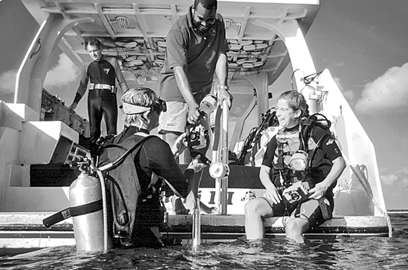 Divers test the original ReefMaster RC fi lm camera in the mid-’90s.