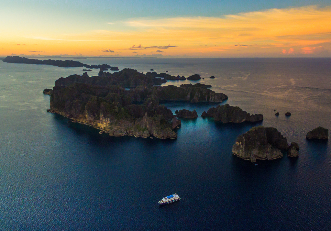 A group of islands in the water 