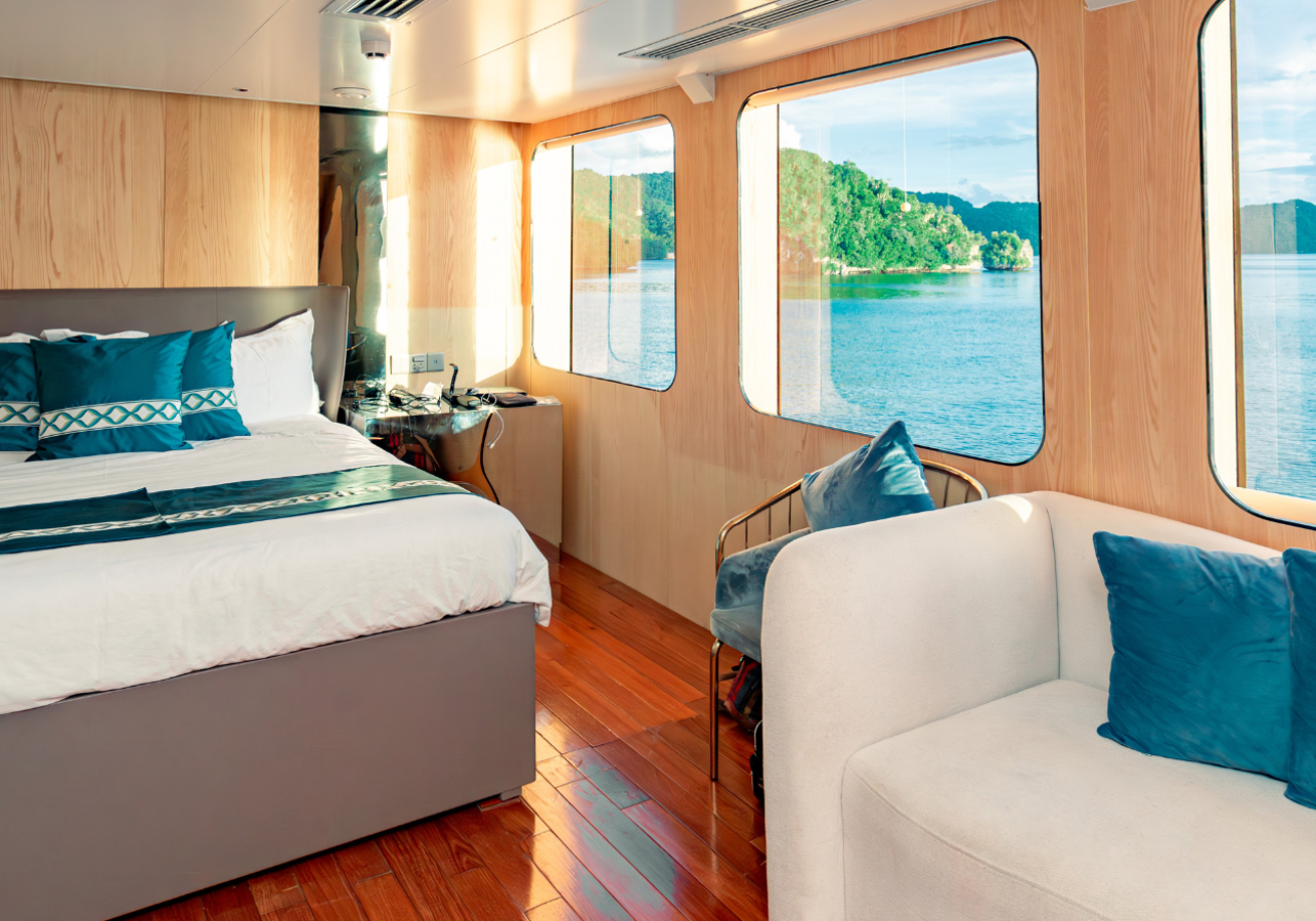 Liveaboard cabin with a bed and a couch 