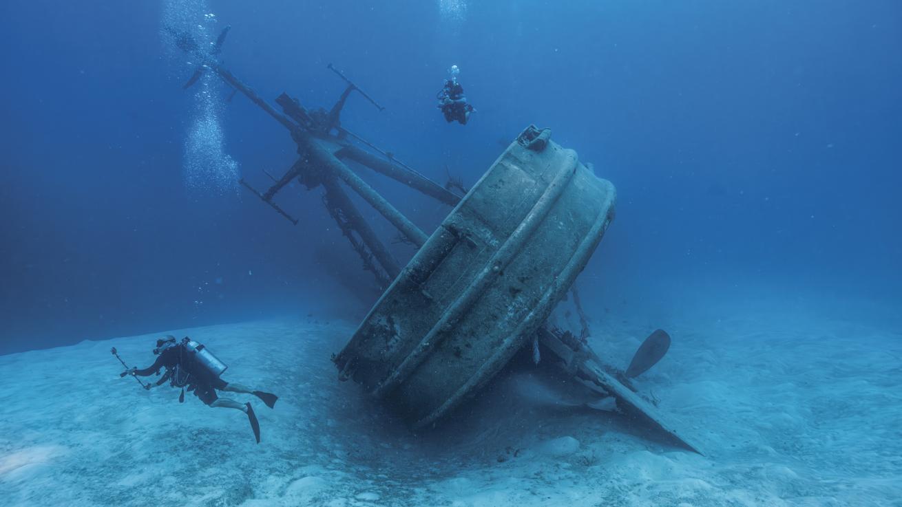 Ian captures the edge of a reef that lies to port of the *Kittiwake*. 